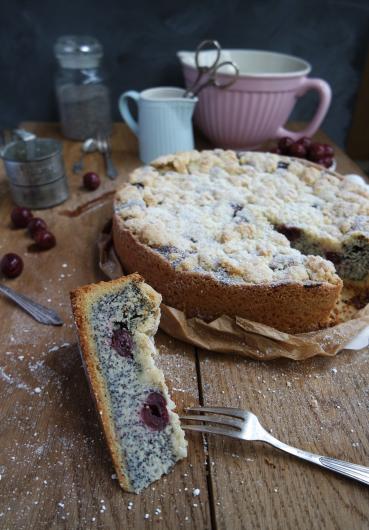 Mohnstreuselkuchen mit Kirschen